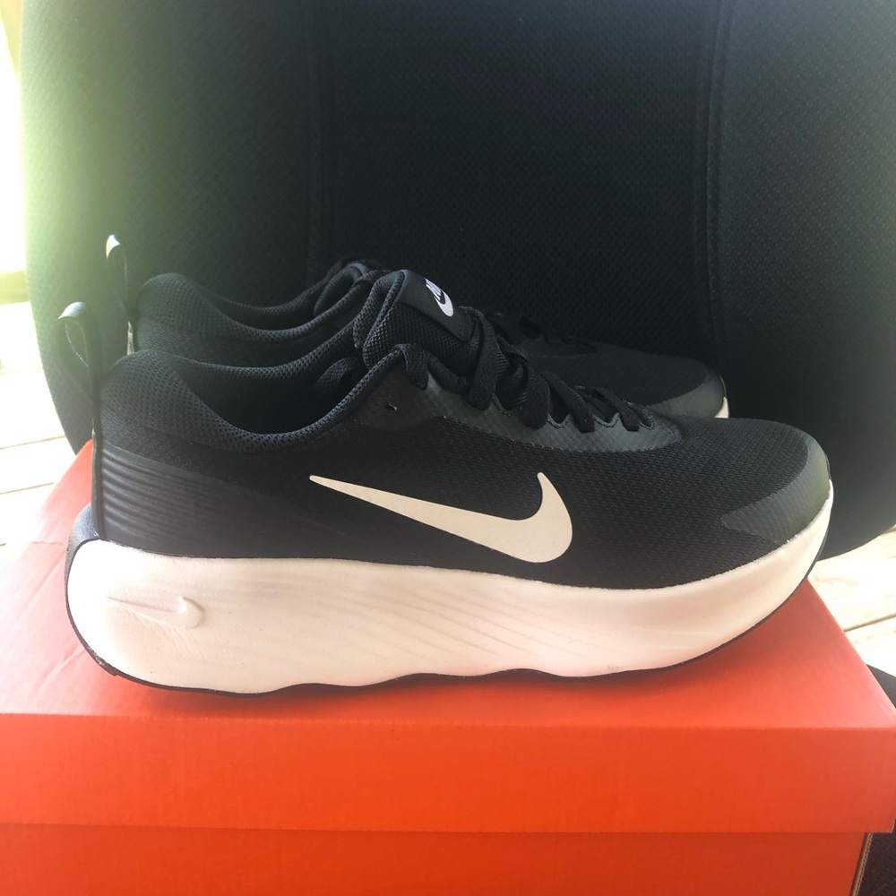 Nike Men's Black and White Sneakers